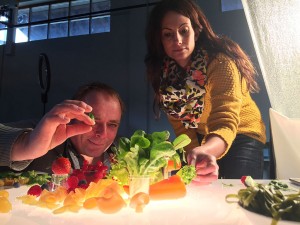 Mit allen Tricks und Schnapsgläsern werden die verschiedenen Ebenen errichtet und Salatblätter gebündelt. — hier: Highlight Fotostudio.